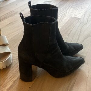 Bundle of size 5 heels.